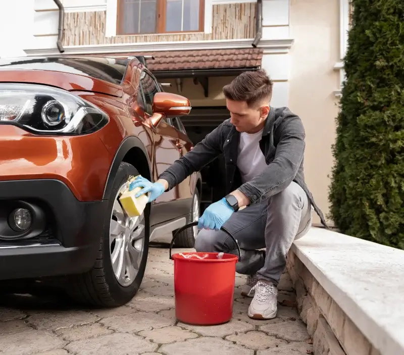 Lavage auto à domicile Aubrives : professionnel intervenant sur un véhicule